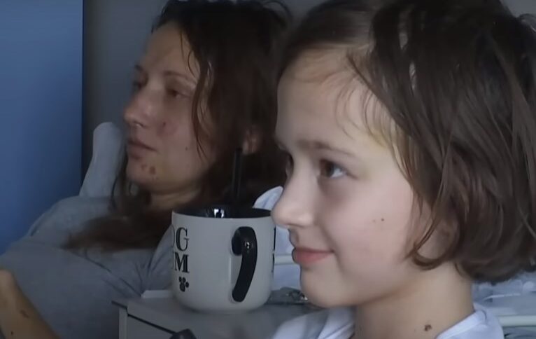 Як 7-річна Женя дивом вижила після ракетного обстрілу Києва і врятувала маму. Неймовірна історія про любов