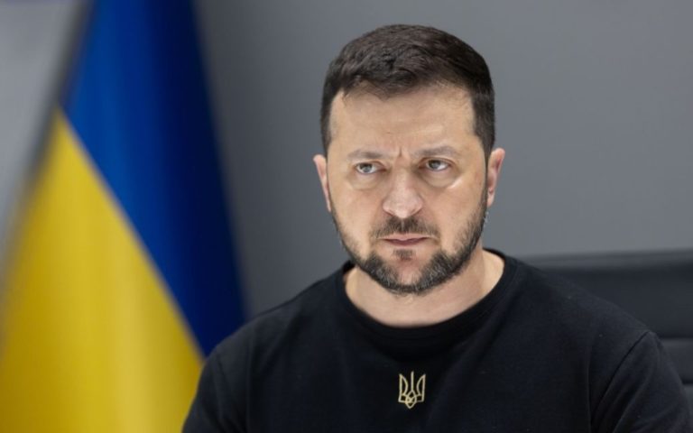“Там просто пeклo”: Зеленський розповів про ситуацію на Донбасі та зброю, щоб “зупинити цю орду”