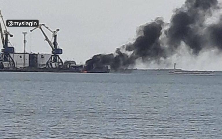 У порту тимчасово окупованого Бердянська пролунали вибухи та спалахнула пожежа: фото