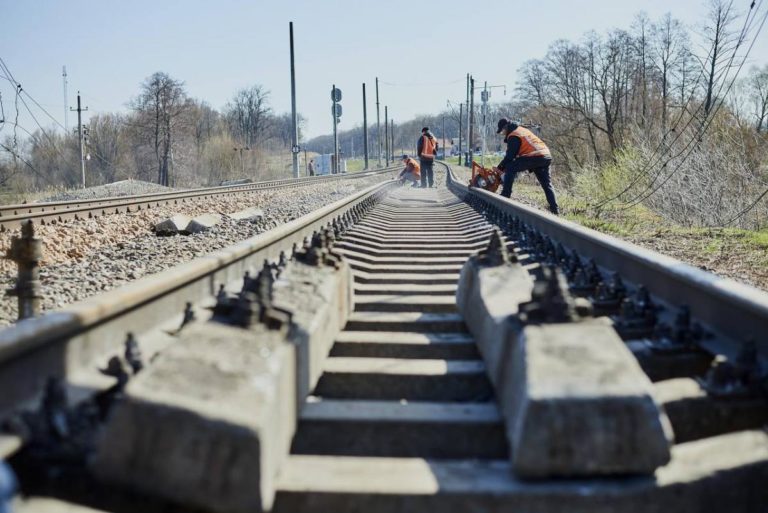 Вибухи в Криму пошкодли залізницю, сполучення з материковою Україною більше нема