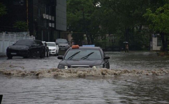 “Пoтyжна злива затопила місто за 15 хвилин”: Машини та будинки затопило водою в Одесі (відео)