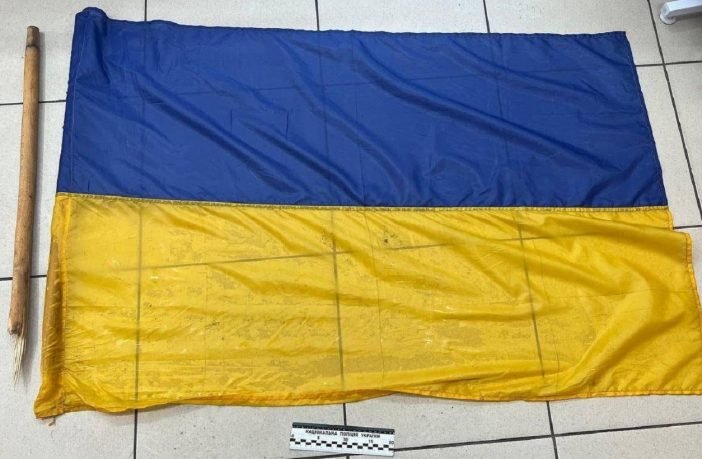 На заході України 34-річний чоловік витирав автомобілі державним прапором (ФОТО)