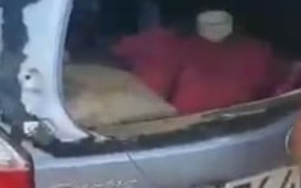 У Криму стає дедалі гарячіше: в авто туристів з РФ під час відпочинку прилетів снаряд з полігону (відео)