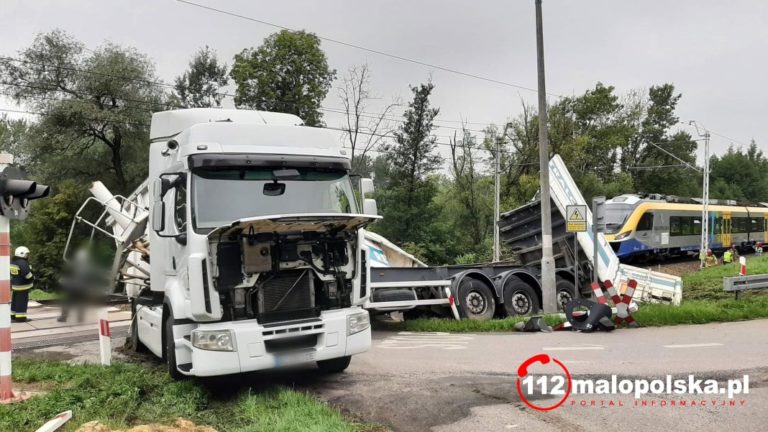 Залишив на переїзді: у Польщі водій з України поставив вантажівку під потяг (відео)