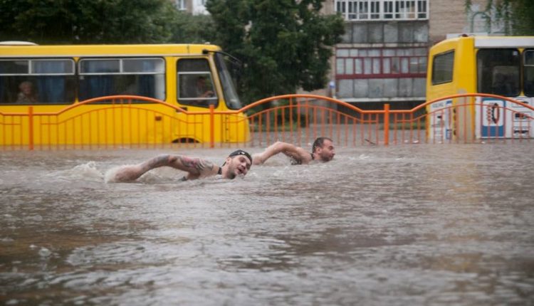 Цілу область України заливає другий день: У водяному полоні опинилися автівки та пішоходи