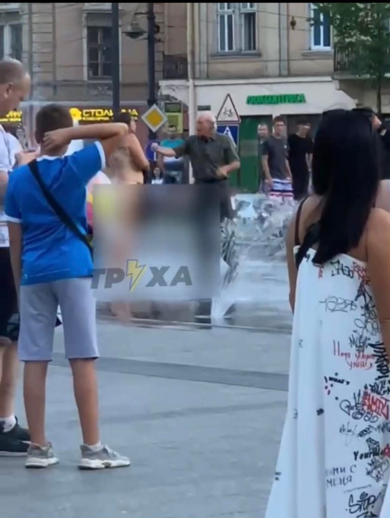 У Львові гола жінка купалася у фонтані – поліцейський у погоні за нею врізався в дорожній знак(ВІДЕО)