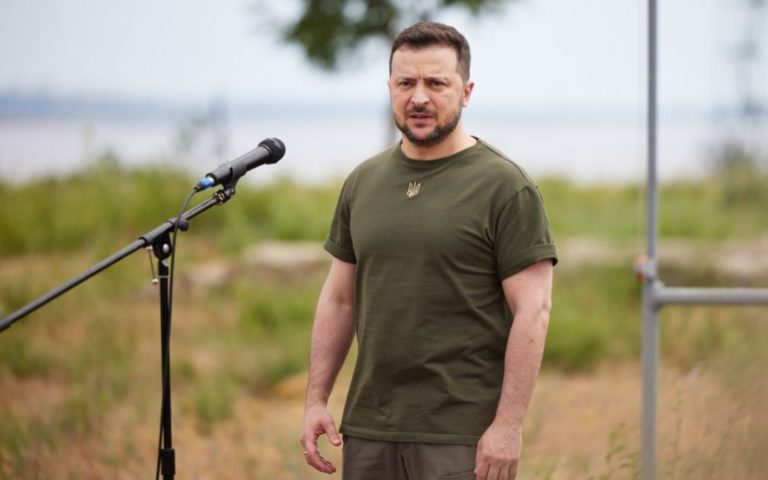Зеленський відповів, коли українських чоловіків випускатимуть за кордон