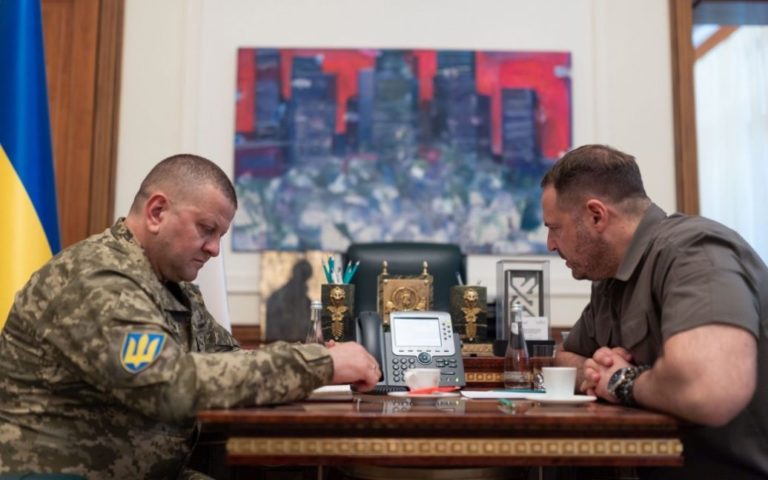 Washington Post: 24 лютого з Кремля зателефонували в ОП з “проханням” здатися