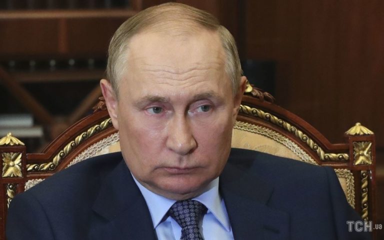 З нервами не все гаразд: розлюченому Путіну знову викликали бригаду медиків
