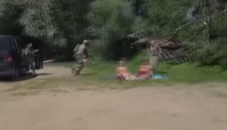 СБУ затримала двох російських агентів, які шукали «слабкі місця» в оборонних рубежах Сумщини (відео)