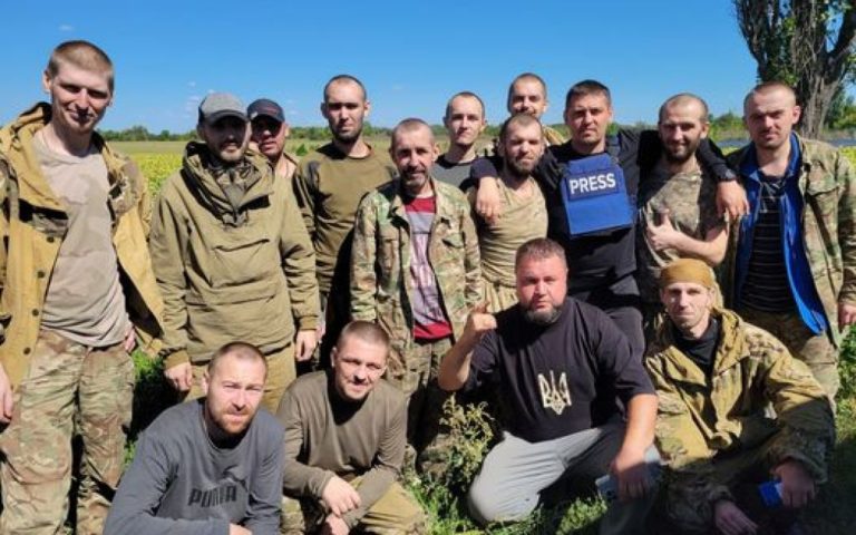 Додому повернулося 14 українських захисників: з’явилося відео, як відбувався обмін