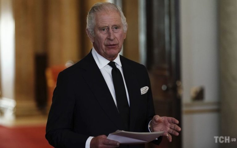 “Про всяк випадок”: короля Чарльза III потролили піддані, подарувавши йому ручку (відео)