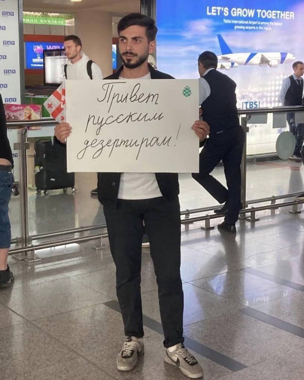 Душанбе телеграм. Мужчина встречает в аэропорту. Плакаты встречающих в аэропорту. Как встречают в аэропорту. Люди в аэропорту.