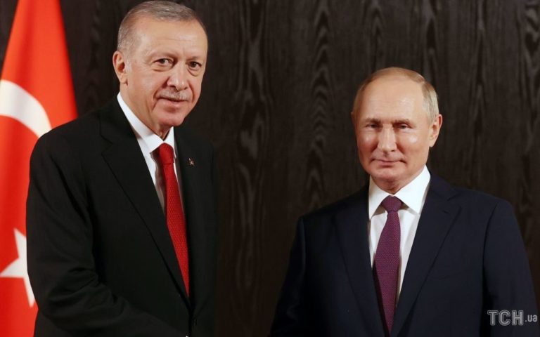 Сам уже й ходити не може: очевидці заскочили, як Путіна вів під руку Ердоган