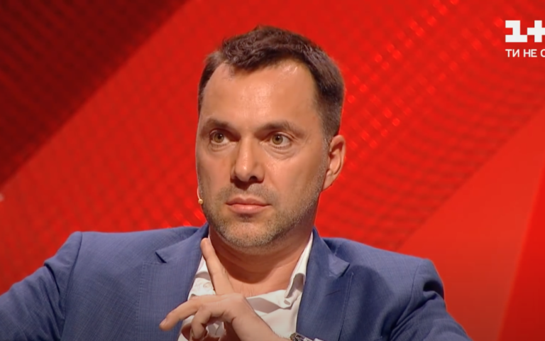 Якщо не втримають, “посиплеться” уся лінія оборони: Арестович назвав ділянку фронту, куди РФ стягує армію