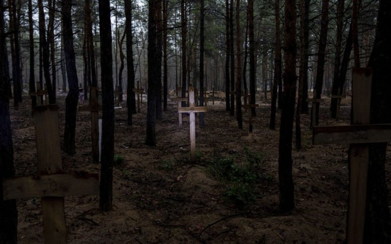 Може бути гірше за Бучанську трагедію: під Ізюмом знайшли п’ять кладовищ закатованих людей, серед яких – діти