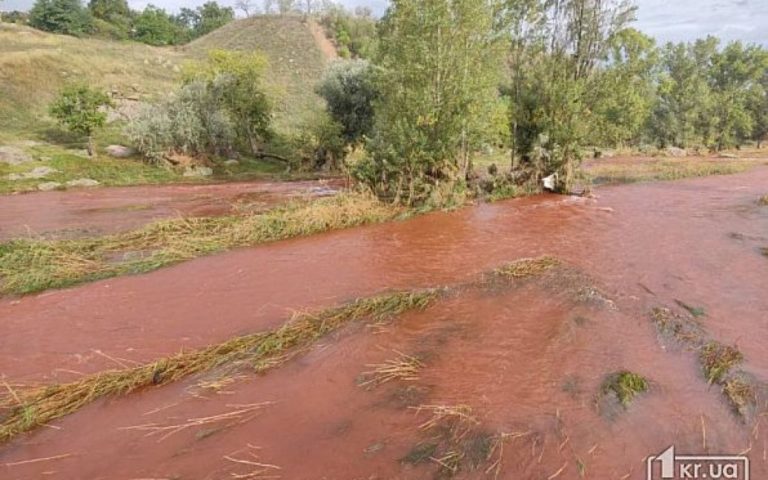 У Кривому Розі почервоніла вода в річці Інгулець після ракетного удару (фото)
