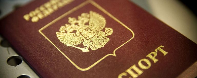 “Вони не потрібні ніде”: до РФ не пускають із російськими паспортами, виданими на окупованих територіях
