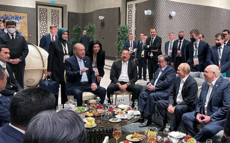 Путіна та Лукашенка оминали увагою на неформальних бесідах саміту в Самарканді: відео, фото