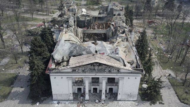 У Маріуполі окупанти заливають тіла загuблих українців в Драмтеатрі бетоном