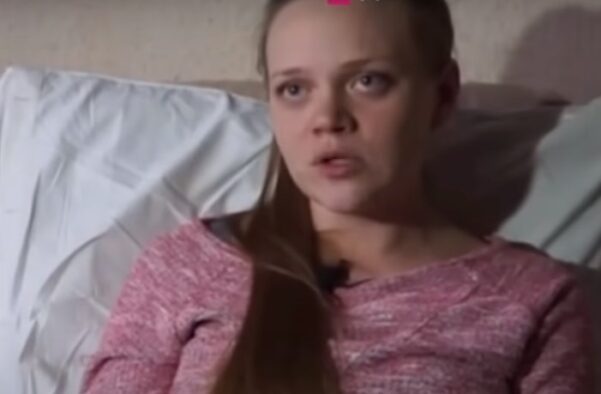 “Породілля з Маріуполя” засвітилася на святі 1 вересня: щаслива і усміхнена Мар’яна роздавала кульки кольору “триколору” першокласникам!