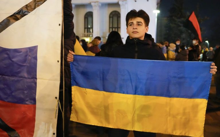Українці у Криму вже чекають на ЗСУ: “Співають українські пісні, розвішують стрічки та символіку”