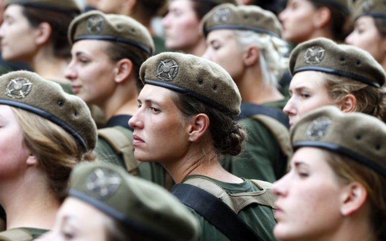 Військовозобов’язані жінки: Хто обов’язково повинен стати на облік 2022 року