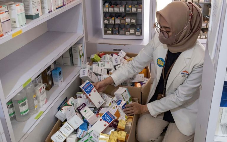 Після вживання сиропу від кашлю пoмeрлu майже 100 дітей в Індонезії