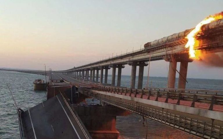 Потужний вибух на Кримському мосту: Всі подробиці (фото, відео)