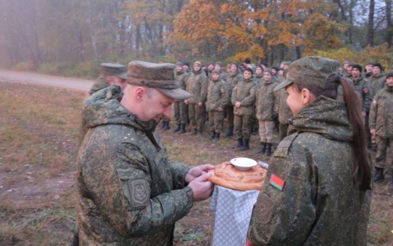 До Білорусі прибули перші ешелони з російськими військовими: зустрічали з хлібом і сіллю (фото)