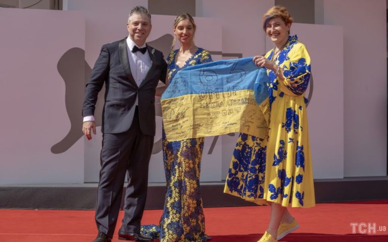 Перший хлопець на фронті: боєць “Лебідь” в діловому костюмі і у вишиванці палить ворога на своїй САУ