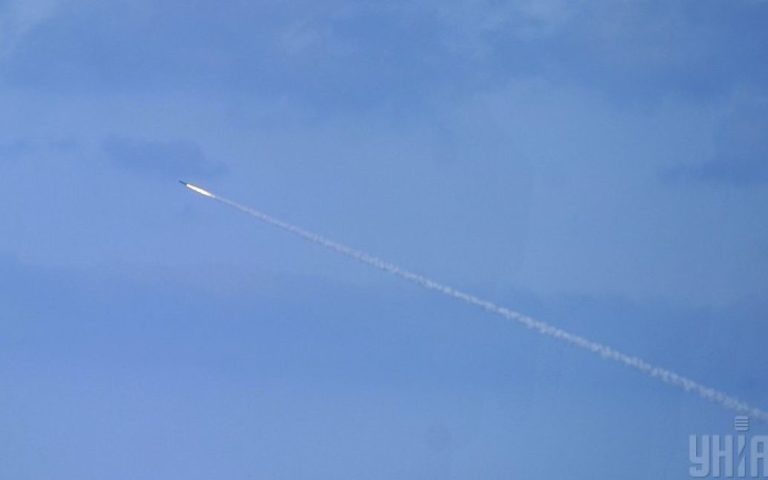Українців попередили про нові пуски ракет, які змінюють напрямок польоту: Що відомо