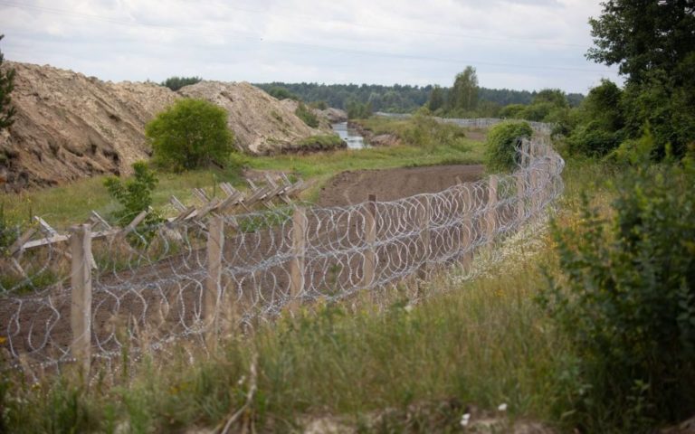 У Білорусі поскаржились, що Україна на кордоні підірвала мости та замінувала дороги