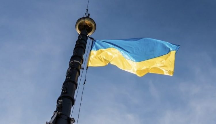 “Рух опору передає вітання”: Прапор України замайорів над Херсоном (фото)
