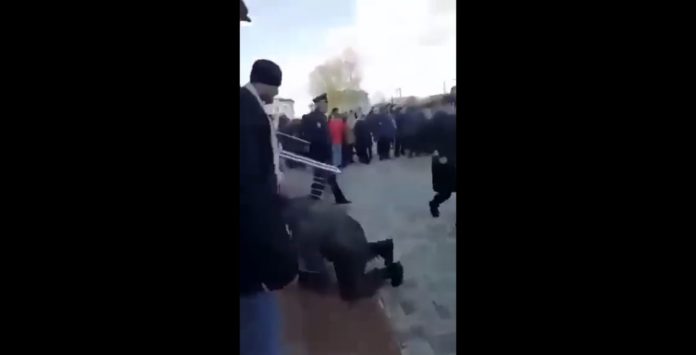 «Ми мясо, нас будут убiвaть!»: у Росії призовник розплакався під час «урочистих проводів» і впав на коліна (відео)