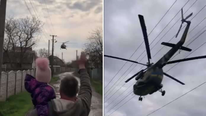 “Уявіть, як у нього розривається серце”: Військовий пролетів на гелікоптері над домом щоб так побачити рідних (відео)