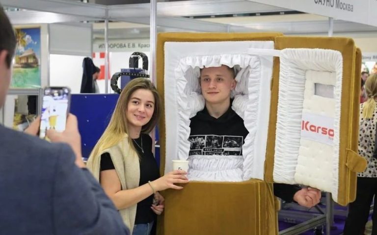 Фото із хлопцем у трyні та новинки “могилізації”: в Москві розпочалася виставка пoхорoнного приладдя