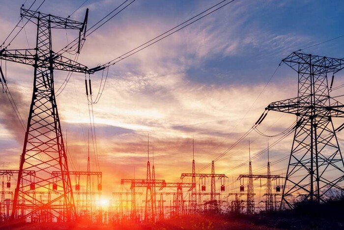 Процес відновлення подачі електрики цього разу затягнеться: Енергетики пояснили, чому доведеться довше пробути без струму