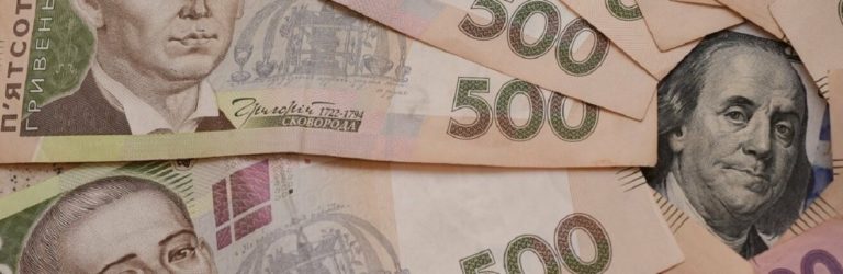 “Різкий стрибок курсу валют в Україні, долар та євро стрімко несуться вгору”: Що відбувається