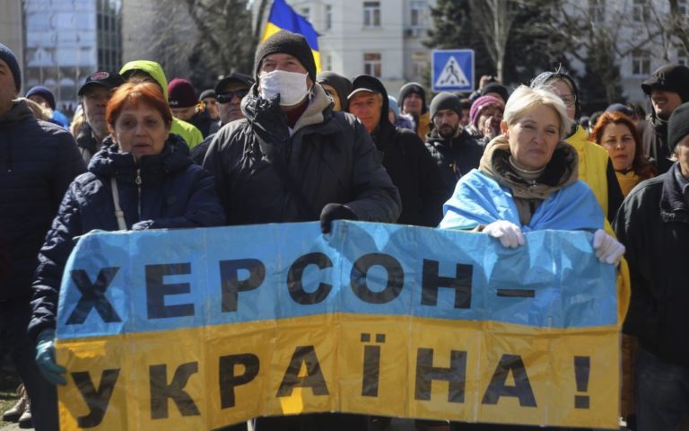 Херсон дочекався на ЗСУ! Люди виходять на вулиці з прапорами України (ВІДЕО)