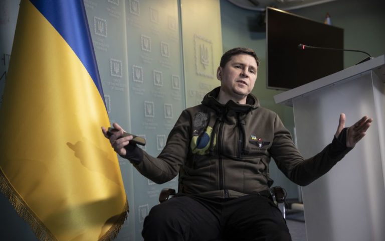 У Росії заборонили слова “мобік” та “хлопок”: Подоляк прогнозує обвал політичної вертикалі в країні-агресорці