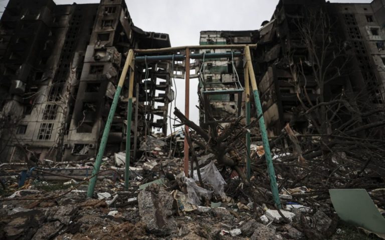 Дівчинка, яка стоїть на руках: в Instagram Бенксі з’явився малюнок з Бородянки