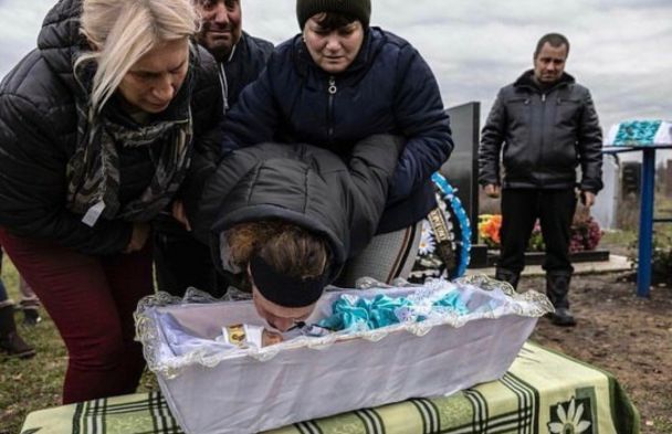 Згорьована мати цілувала сина у трyні: Поховaли немовля яке загuнyло внаслідок обстрілу лікарні