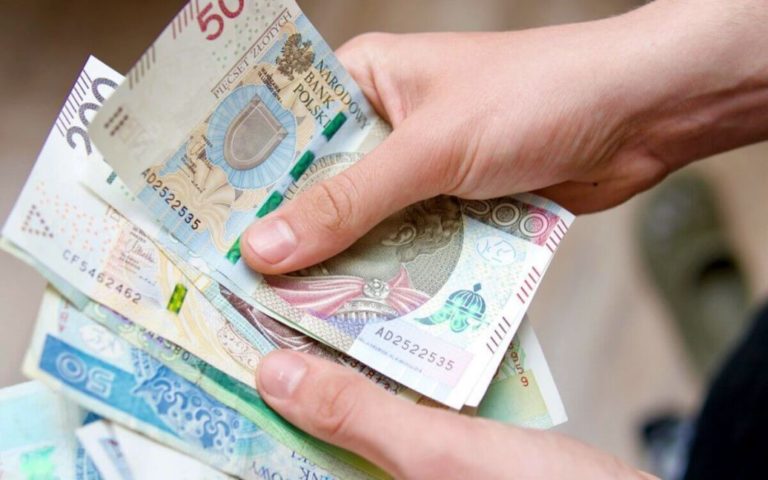 Українцям у Польщі виплатять ще одну фінансову допомогу: Яка сума і хто саме отримає гроші