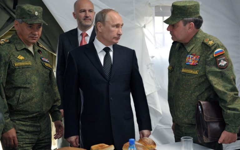 Між двома “вежами Кремля” йде війна, Путін опинився посередині – військовий експерт