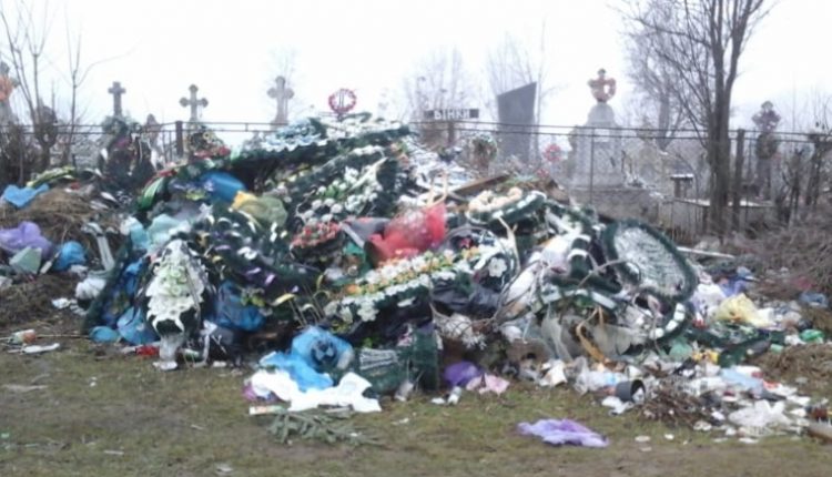 “Це неповага до помeрлuх”: Отець з Львівщини домігся щоб з цвинтаря прибрали всі штучні квіти
