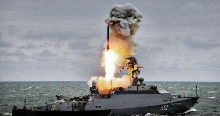 Майже 20 стратегічних бомбардувальників у Чорному морі: росія завершує підготовку до масового ракетного удару по Україні