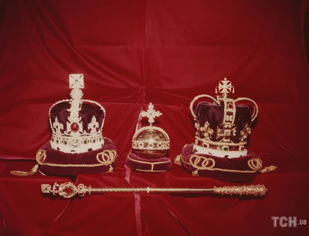 Корона Святого Едуарда праворуч, держава в центрі, скіпетр з хрестом та корона Британської імперії / © Getty Images