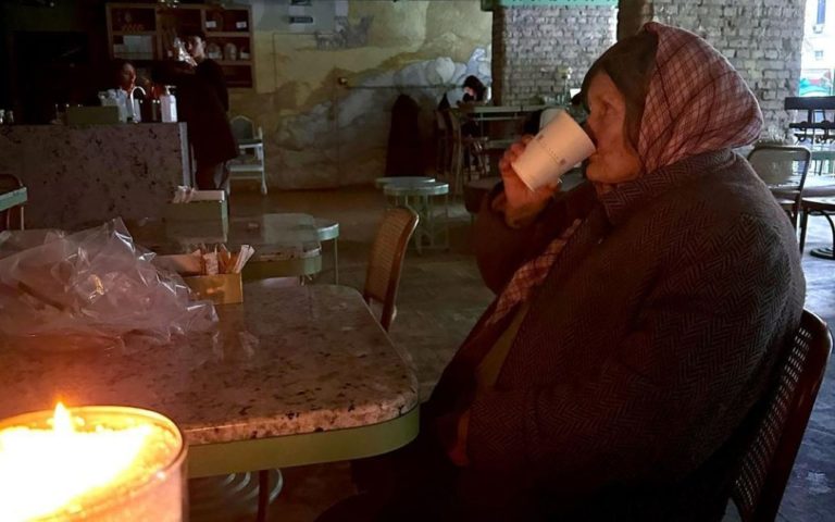 Скандал у “Хлібному” на Хрещатику: Бабусю, яка просила поїсти, вигнали на вулицю
