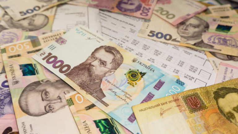 В Україні хочуть запровадити “податок на готівку”: що задумала влада